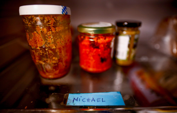 Drei Gläser im Kühlschrank, mit Namensschild 