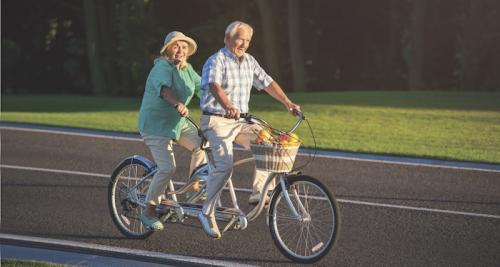 Wer gerne zu zweit unterwegs ist, nimmt das Tandem – so bleibt niemand auf der Strecke, wenn Radfahren nicht mehr so leicht fällt. Foto:fotolia.com