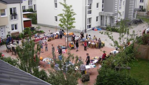 Für gemeinsame Aktivitäten der Anwohner wie Flohmarkt, Sommerfest oder Weihnachtsbaumaufstellen bietet die Siedlung genug Platz.