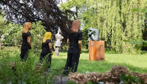 Echt oder nicht? Bei den Holzskulpturen von Roger Löcherbach im Katharinenhof lohnt es sich, genauer hinzuschauen. Foto: Bettina Bormann