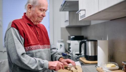 Karl-Leo Dohr lebt selbstständig in seiner kleinen Kölner Service-Wohnung. Foto: Marius Becker