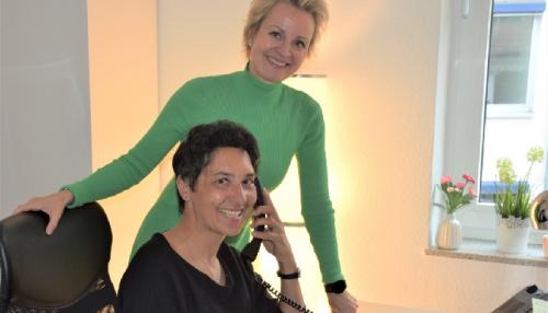 Sandra Bisping &#40;hinten&#41; und ihre Mitarbeiterin Jana Sander in ihrem Kölner Büro. Foto: Heide Marie Breer.