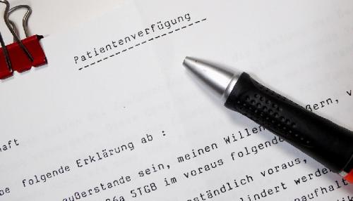 Eine Patientenverfügung entlastet die Angehörigen. Foto: Günter / Pixabay