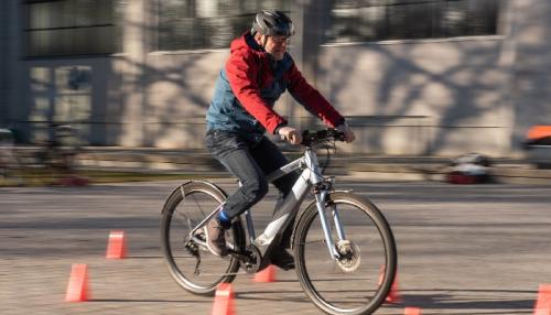 Wer erstmals E-Bike fährt, sollte vorher auf einem Platz ohne Verkehr trainieren. Foto: www.pd-f.de / Luka Gorjup