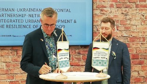 Bürgermeister Andreas Wolter &#40;links&#41; und der Vize-Bürgermeister von Dnipro, Volodymyr Miller &#40;rechts&#41;, unterzeichneten die Vereinbarung am Mittwoch, 29. Juni 2022. Foto: Stadt Köln