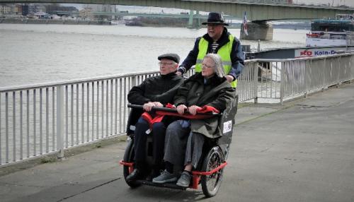 Das Rheinufer ist bei Bernhard Riedls Fahrgästen ein beliebtes Ziel. Foto: Dröge