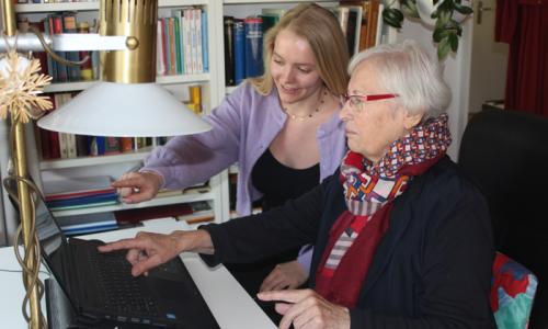 Die 83-jährige Elfi Krietemeyer hat Spaß am Computer. Alltagsbegleiterin Marlene W. &#40;22&#41; ist dabei eine willkommene Unterstützung. Foto: Diana Haß