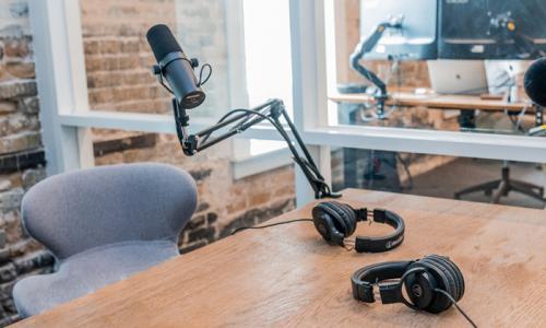 Die Volkshochschule produziert jetzt Podcasts - Gespräche, aus denen man etwas über das Leben lernen kann. Foto: Austin Distel / unsplash