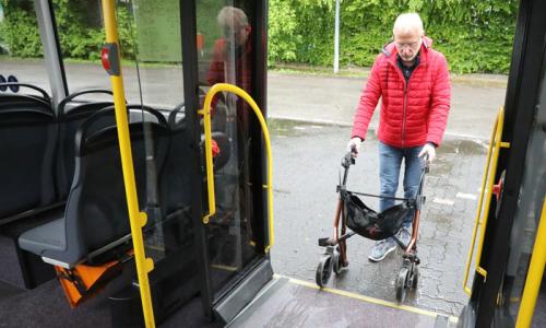 Markus Schönbein, Trainer der  KVB, gibt KölnerLeben eine schrittweise Vorführung mit dem Rollator. Foto: René Denzer