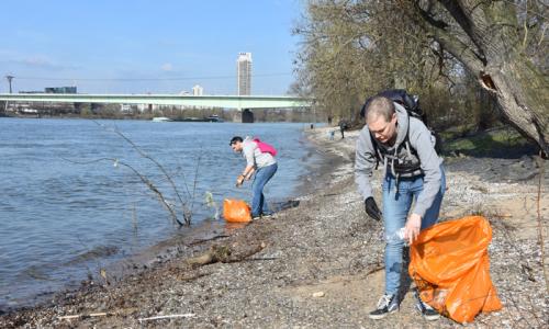 „Krakenpapa“ Christian Stock &#40;links&#41; und Katja Tillmann im Einsatz am Rhein. Sie sagt: „Mit der Zeit wird es unmöglich, den ganzen Müll nicht zu sehen, wenn man unterwegs ist.“ Foto: Susanne Neumann