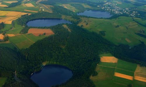 Luftaufnahme der drei Dauner Maare &#40;Gemündener, Weinfelder, Schalkenmehrener&#41;. Foto: Martin Schildgen, Wikimedia Lizenz CC BY-SA 3.0