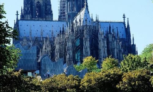 Der Kölner Dom ist umgeben von sattem Stadtgrün. Damit Köln so grün bleibt, braucht es viel bürgerschaftliches Engagement. Foto: Hansiline / Pixabay