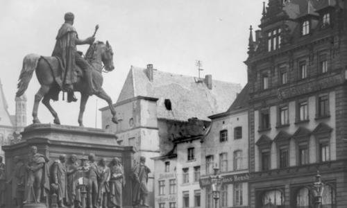 Das ursprüngliche Reiterdenkmal stand eher mittig auf dem Heumarkt – hier kurz nach seiner Einweihung im Jahr 1878. Foto: Rheinisches Bildarchiv, rba_062778