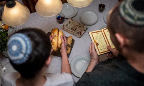 Das Brot &#40;Challot&#41; wird erst gebrochen und verteilt, wenn der Segensspruch über den Wein gesprochen wurde. Bis dahin wird es mit einem Tuch zugedeckt. Foto: Costa Belibasakis