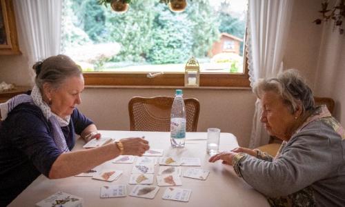 Spielen gerne gemeinsam Karten: Ute Eisenmenger &#40;l.&#41; und Gertie Schmitz-Mieden. Foto: René Denzer