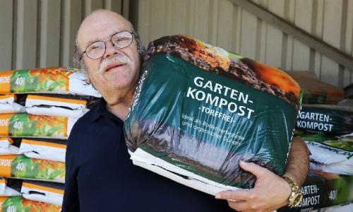 Kleingärtner wie Günter Hösch wissen, was dem Garten guttut. Sie kaufen Kompost beim Erzeuger. Foto: Bettina Bormann