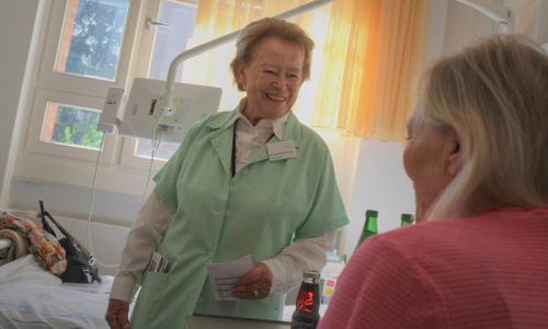 Kriemhild Schmücker im Gespräch mit einer Patientin. Foto Philipp Haaser