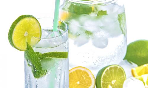 Wasser mit Minze, Limette oder Zitrone. Das ist lecker und gesund! Foto: Pixabay