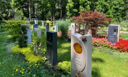 Im Garten der Lichter auf Melaten kann man der Grabstätte trotz eines Gestaltungs- und Pflegekonzepts eine persönliche Note geben. Foto: Genossenschaft Kölner Friedhofsgärtner