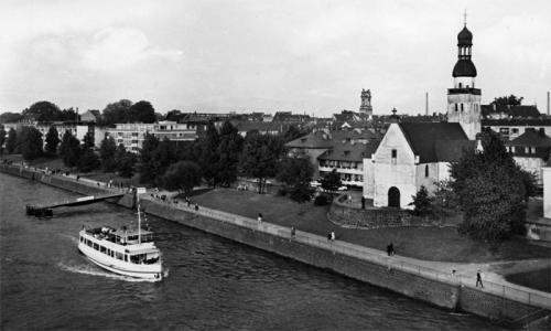 „Müllemer Böötchen“ an der Anlegestelle in Köln-Mülheim in den 50er Jahren. Foto: © www.bilderbuch-koeln.de