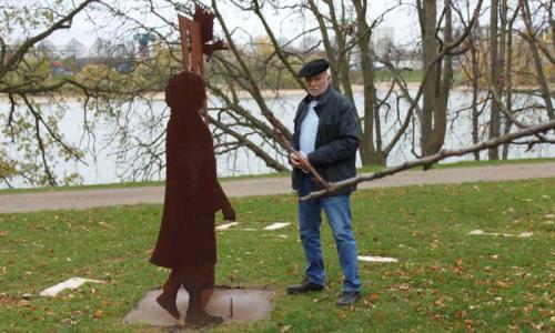 Herbert Labusga liegt der Scholosspark in Stammheim am Herzen, davon erzählen auch seine Werke. Foto: Lydia Schneider-Benjamin