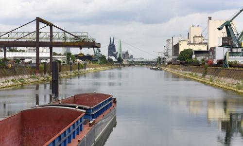 Im Deutzer Hafen geht es noch beschaulich zu. Bis 2030 soll dort ein neues Stadtquartier für fast 7.000 Bewohner entstehen. Foto: Deutzer Hafen © MS-Rhein Cargo