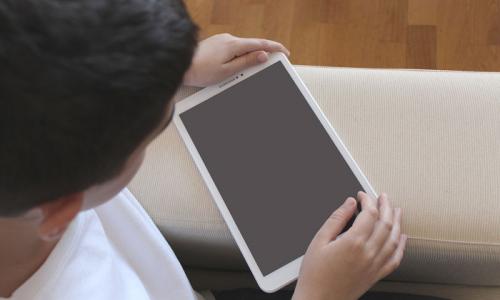 Ein altes Tablet kann grad den Kleinen noch große Dienste leisten. Foto: Gemma Moll / Pixabay