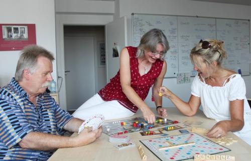 Wolfgang Guth hofft auf eine Siebenerreihe beim Canasta, Martina Dammrat jagt in „Istanbul“ Waren, Lira und Rubinen nach und Lydia Schneider-Benjamin zerbricht sich gern den Kopf beim Scrabbeln. Foto: Sophia Brix