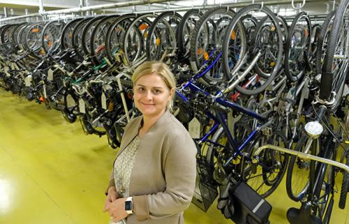 Sylke Heckmann, Leiterin des Fundbüros, im Fahrradlager. Fotos: Christian Deppe