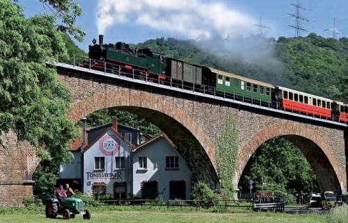 Auch für Zuschauer ist es ein Erlebnis für alle Sinne, wenn die Brohltalbahn bei Bad Tönisstein über ein Viadukt fährt. Foto: Walter Brück