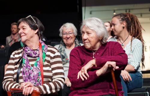 Helmi R., Christa L. und Monika P. mit Betreuerin Annika Lintl in der Kölner Oper &#40;von links nach rechts&#41;. Foto: Laura Geyer