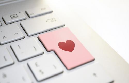 Die große Liebe online finden: Das Internet macht es Betrügern leicht. Foto: athree23 / pixabay