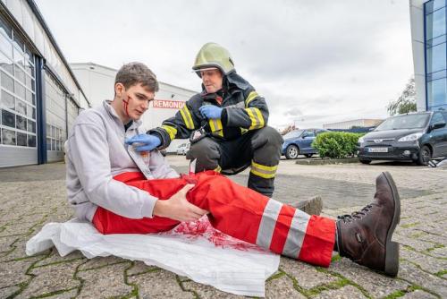 Um schnelle Hilfe zu leisten, wird zunächst bei allen Verletzten eingeschätzt, ob und wie dringend sie versorgt werden müssen. Foto: Ben Horn