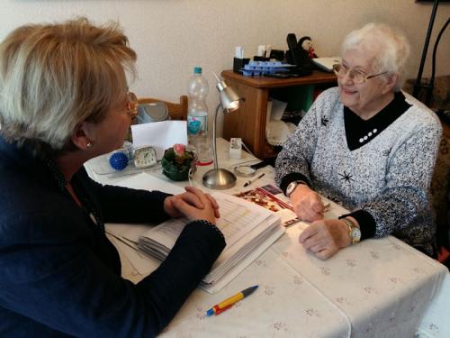 Menschen mit Pflegegrad haben Anspruche auf Zuschuss. Foto: Daniela Lukaßen