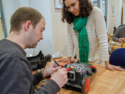 Bevor man ein defektes Haushaltsgerät ersetzt, kann man den vermeintlichen „Abfall“ mit in ein Repair Café nehmen. Oft wird es dort zu neuem Leben erweckt. Foto: © Frank Brehm