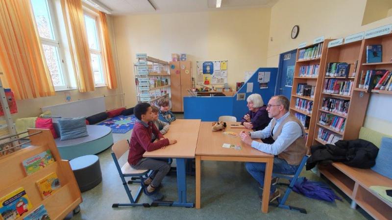 Gisela Schuler und Joachim Willmaser treffen sich mit den Kindern in einem ruhigen Sprechzimmer. Foto: Ulrike Süsser