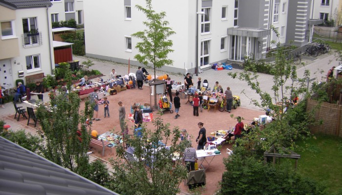 Für gemeinsame Aktivitäten der Anwohner wie Flohmarkt, Sommerfest oder Weihnachtsbaumaufstellen bietet die Siedlung genug Platz.