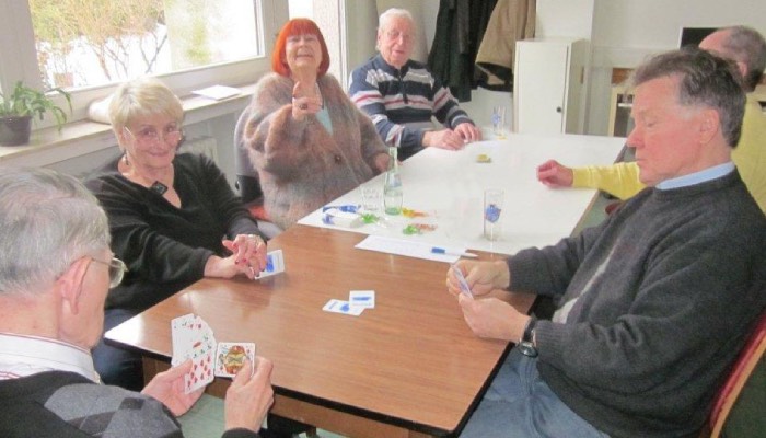 Ein gemütlicher Treff mit den Nachbarn bei Doppelkopf und Skat. Foto: SeniorenNetzwerke