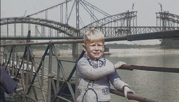 Heinz Born 1952 vor der Hohenzollernbrücke, deren Wiederaufbau gerade begonnen hatte. Foto: Kölner Filmerbe Stiftung und Kölnprogramm / Wilhelm Born