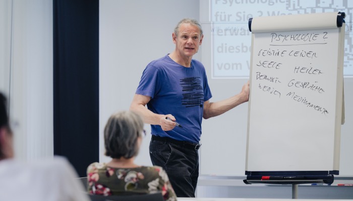 Torsten Reters vermittelt in seinen Kursen Strategien für ein zufriedeneres Leben. Foto: Marius Becker