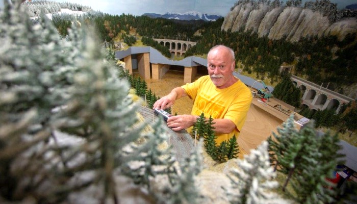 Mitten im Schwarzwald steht Modelleisenbahn-Freund Hans Rubel. Foto: Thomas Banneyer