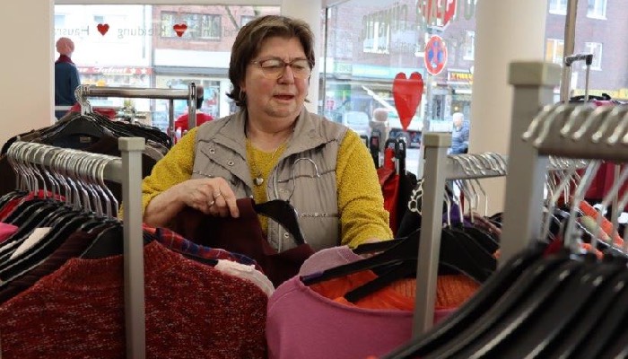 Eine Kundin stöbert durch den fairstore in Kalk. Foto: Sonja Nürnberger