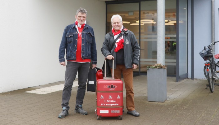 Hermann Mertens &#40;links&#41; und Stefan Lakenbrink sind Ehrenamtler beim Verein "FC-Echo hilft". Immer mit dabei: ein Koffer voller Erinnerungen. Fotos: René Denzer