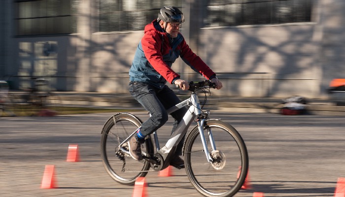 Wer erstmals E-Bike fährt, sollte vorher auf einem Platz ohne Verkehr trainieren. Foto: www.pd-f.de / Luka Gorjup