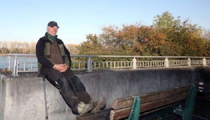 Naturschutzwart Dieter Witt am Rhein. Der Fluss wird zeitweilig auch zum „Müllsünder“. Foto: René Denzer