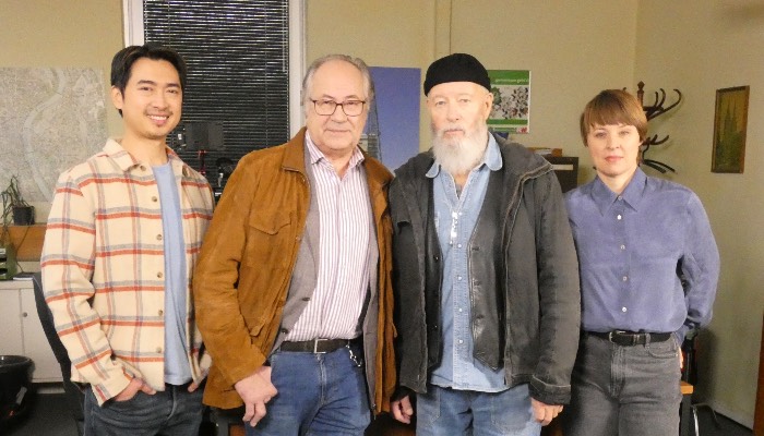 Gemeinsam mit Katja Danowski &#40;rechts&#41; und Aron Le &#40;links&#41; bilden Hartmut Volle &#40;Mitte links&#41; und Bill Mockridge &#40;Mitte rechts&#41; das Ermittlerteam der „Rentnercops“. Foto: Christopher Dröge