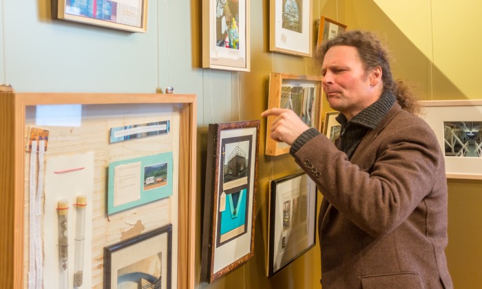 Wolfgang Stöcker prüft die Güte des Staubs im Kölnischen Stadtmuseum anlässlich seiner Ausstellung „Unter Kölner Dächern“ 2016. Foto: Raimond Spekking / Wikimedia Lizenz CCBY-SA 4.0