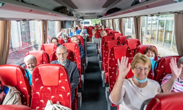 Vorfreude auf den Urlaub: Schon beim Start herrschte bei dieser Gruppe einer DRK-Reise gute Laune. Foto: Ben Horn