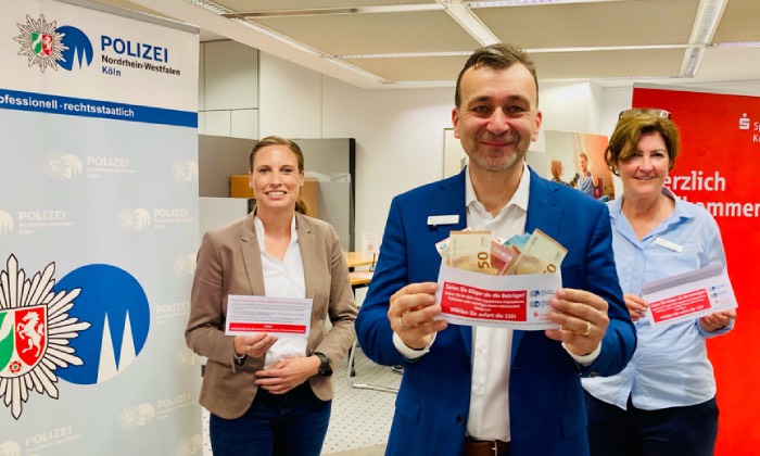 Stefan Eickhoff, Leiter der Sparkasse in Klettenberg, Kriminaloberrätin Kira Boden &#40;links&#41; und die Leiterin für Betrugsprävention bei der Sparkasse Köln/Bonn, Elisabeth Landschneider. Foto: Sparkasse Köln/Bonn