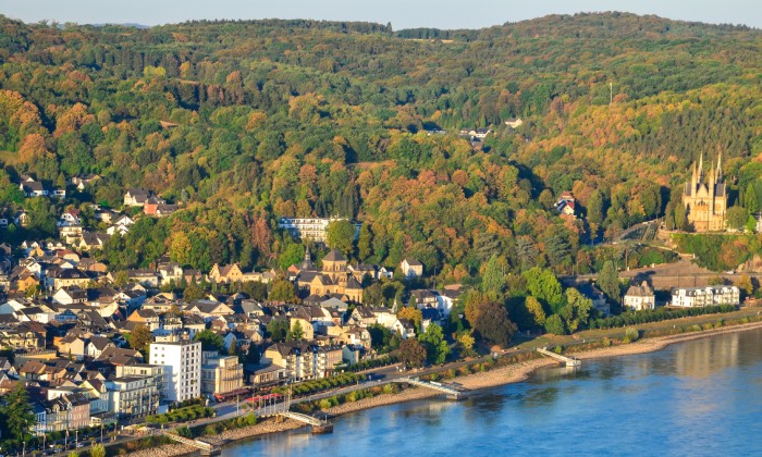 Die Rheinpromenade verbindet das Friedensmuseum, die Innenstadt und St. Apollinaris. Foto: Stadt Remagen